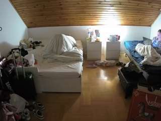 voyeurcam-julmodels-greybed-3