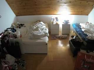 voyeurcam-julmodels-greybed-3