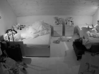 voyeurcam-julmodels-greybed-3