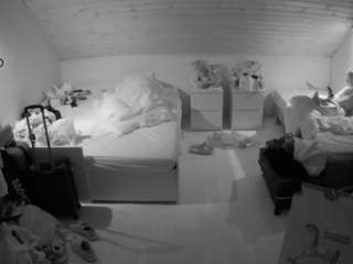 voyeurcam-julmodels-greybed-3