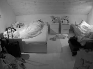 voyeurcam-julmodels-greybed-3