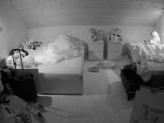voyeurcam-julmodels-greybed-3