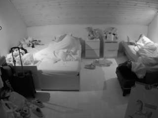 voyeurcam-julmodels-greybed-3