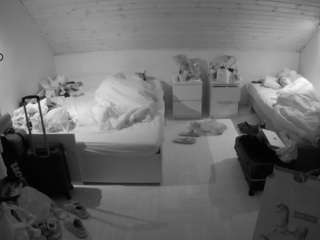 voyeurcam-julmodels-greybed-3