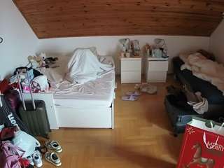 voyeurcam-julmodels-greybed-3