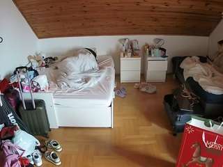 voyeurcam-julmodels-greybed-3