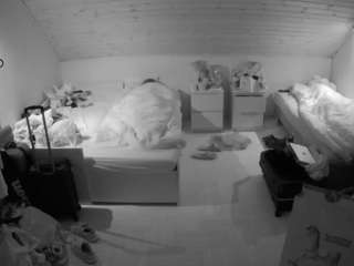 voyeurcam-julmodels-greybed-3
