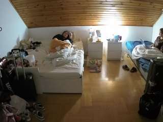voyeurcam-julmodels-greybed-3