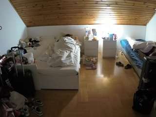 voyeurcam-julmodels-greybed-3