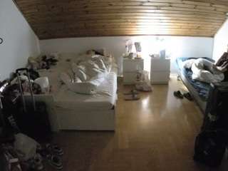 voyeurcam-julmodels-greybed-3