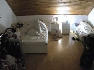 voyeurcam-julmodels-greybed-3