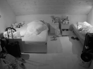 voyeurcam-julmodels-greybed-3