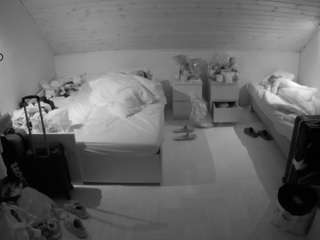 voyeurcam-julmodels-greybed-3
