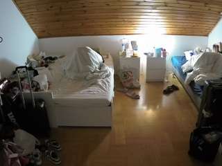 voyeurcam-julmodels-greybed-3