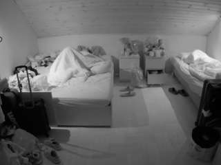 voyeurcam-julmodels-greybed-3