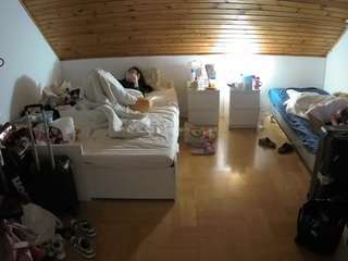 voyeurcam-julmodels-greybed-3