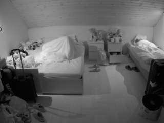 voyeurcam-julmodels-greybed-3