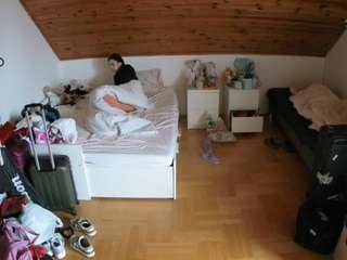 voyeurcam-julmodels-greybed-3