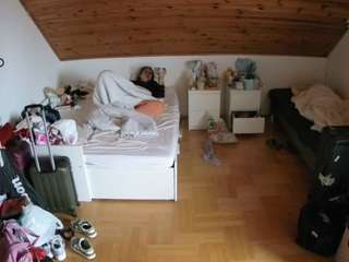 voyeurcam-julmodels-greybed-3