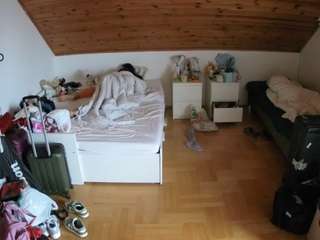 voyeurcam-julmodels-greybed-3