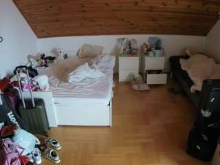 voyeurcam-julmodels-greybed-3