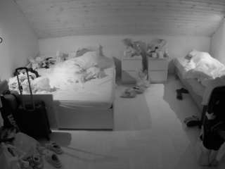 voyeurcam-julmodels-greybed-3