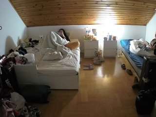 voyeurcam-julmodels-greybed-3