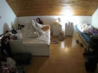 voyeurcam-julmodels-greybed-3