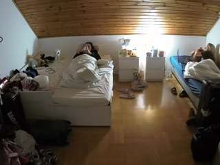 voyeurcam-julmodels-greybed-3