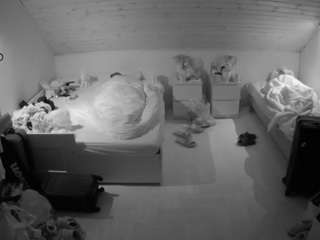 voyeurcam-julmodels-greybed-3