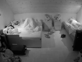 voyeurcam-julmodels-greybed-3