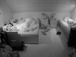 voyeurcam-julmodels-greybed-3