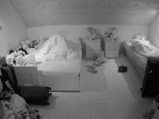 voyeurcam-julmodels-greybed-3