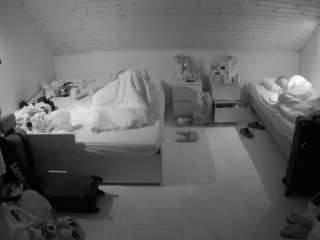 voyeurcam-julmodels-greybed-3