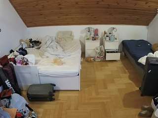 voyeurcam-julmodels-greybed-3