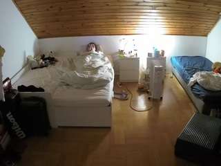 voyeurcam-julmodels-greybed-3