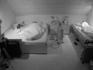 voyeurcam-julmodels-greybed-3