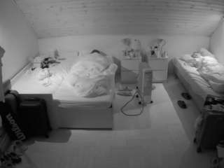 voyeurcam-julmodels-greybed-3