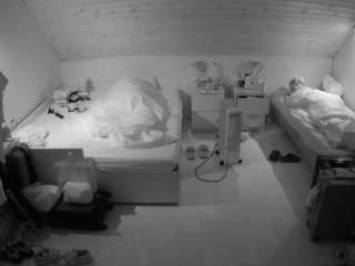 voyeurcam-julmodels-greybed-3