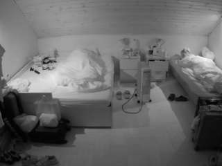 voyeurcam-julmodels-greybed-3