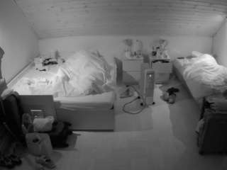 voyeurcam-julmodels-greybed-3