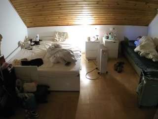 voyeurcam-julmodels-greybed-3