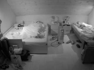 voyeurcam-julmodels-greybed-3