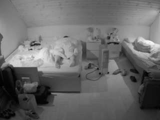 voyeurcam-julmodels-greybed-3