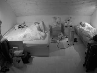 voyeurcam-julmodels-greybed-3