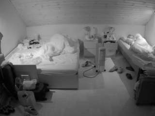 voyeurcam-julmodels-greybed-3