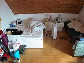 voyeurcam-julmodels-greybed-3