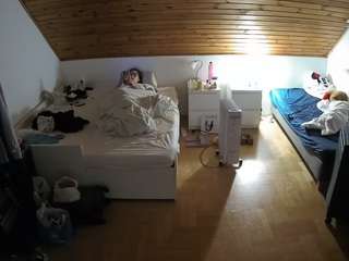 voyeurcam-julmodels-greybed-3