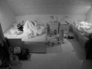 voyeurcam-julmodels-greybed-3