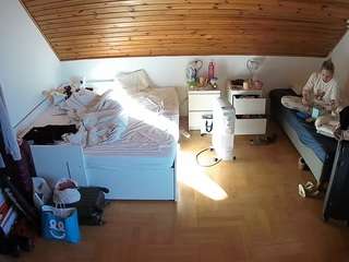 voyeurcam-julmodels-greybed-3